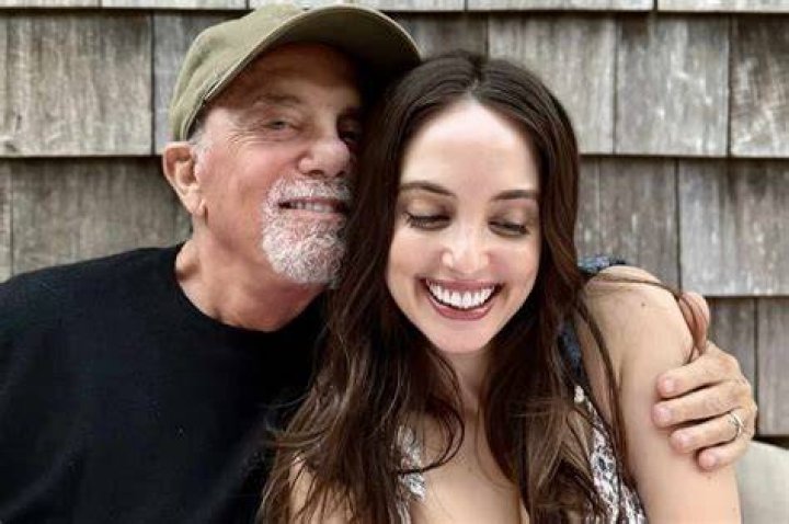 Alexa Ray Joel With Her Mom & Sister In 2018
