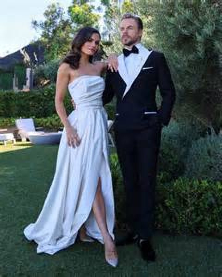 Derek Hough and Hayley Erbert dancing