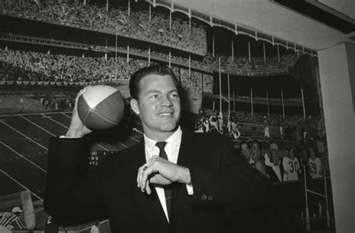 Frank Gifford readies a pass