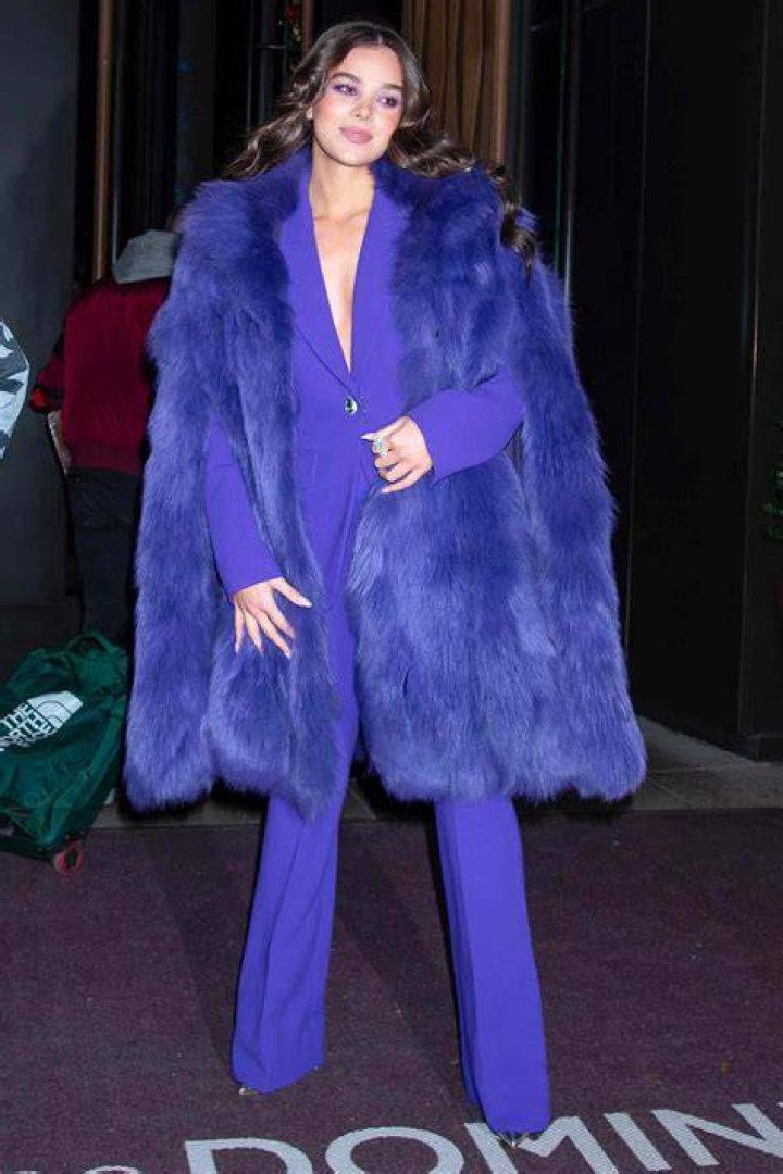 Hailee Steinfeld Sighting in NYC Downtown, NY. 23 Nov 2021 Pictured: Hailee Steinfeld. Photo credit: RCF / MEGA TheMegaAgency.com +1 888 505 6342 (Mega Agency TagID: MEGA807880_002.jpg) [Photo via Mega Agency]