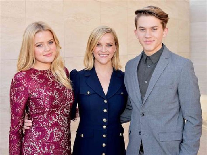 Reese Witherspoon & Son Deacon Go Shopping